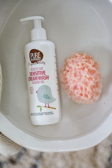 Lõhnatu dušigeel-šampoon aloe vera ja probiootikumidega tundliku nahaga beebidele ja täiskasvanutele 250 ml