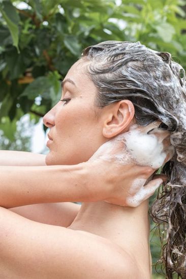 Orgaaniline kohevust ja volüümi andev šampoon prebiootikumide ja kanepiõliga Volume & Growth 400 ml